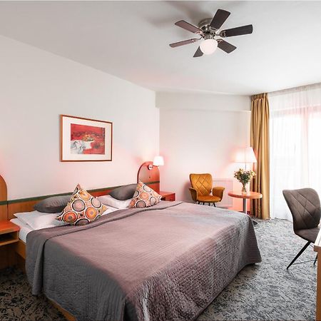 Hotel Troja Praha Bagian luar foto
