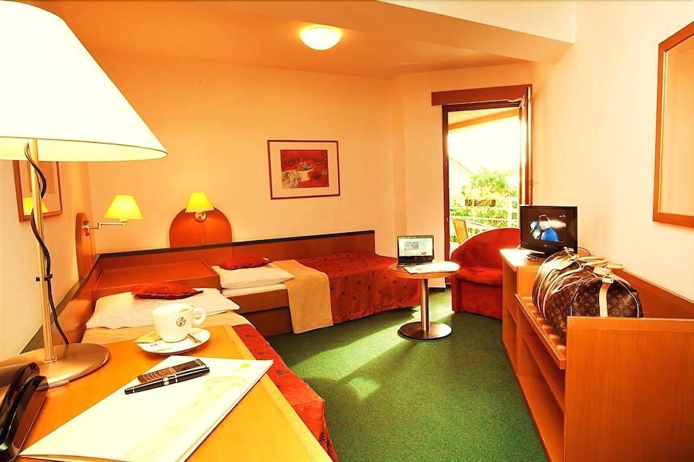 Hotel Troja Praha Bagian luar foto